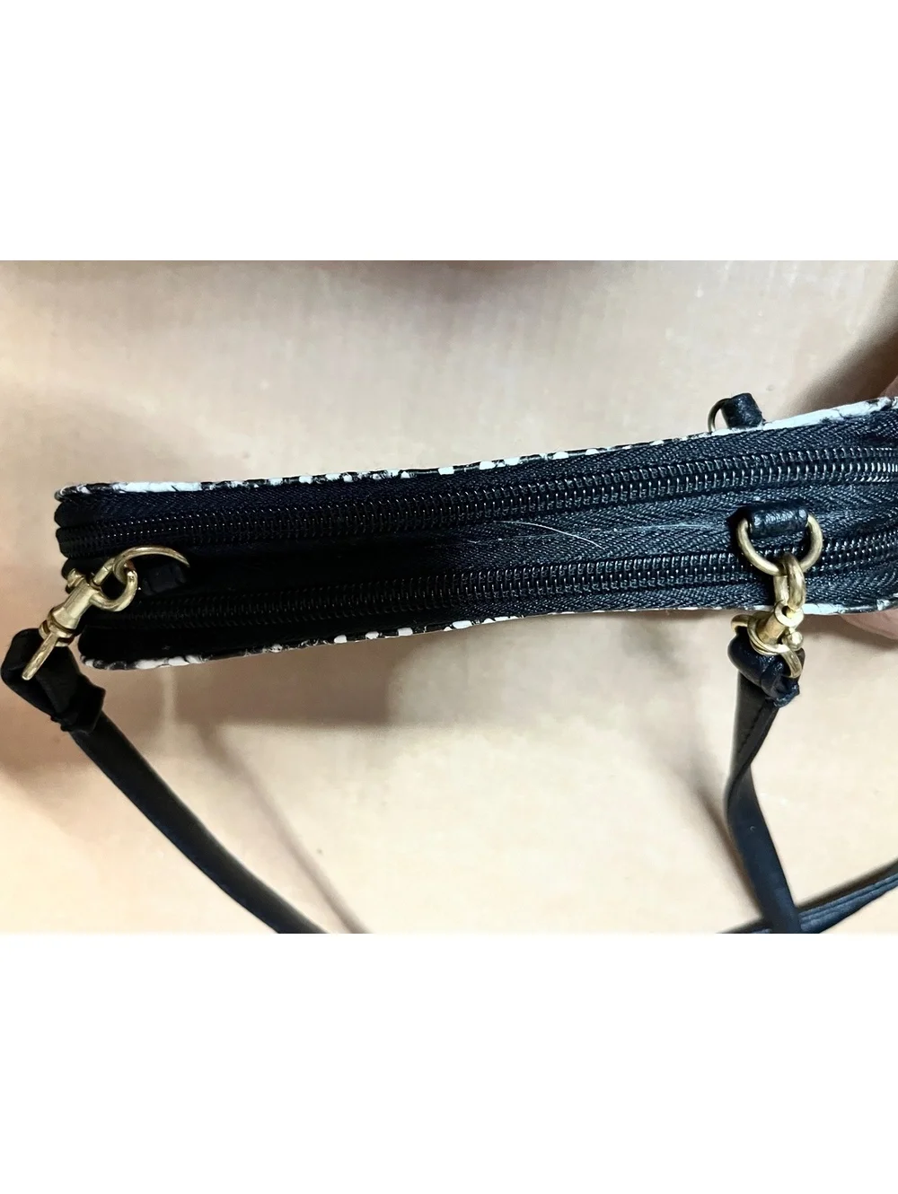 Sleek Snake Print Crossbody Wallet Bag – Chic & Compact!